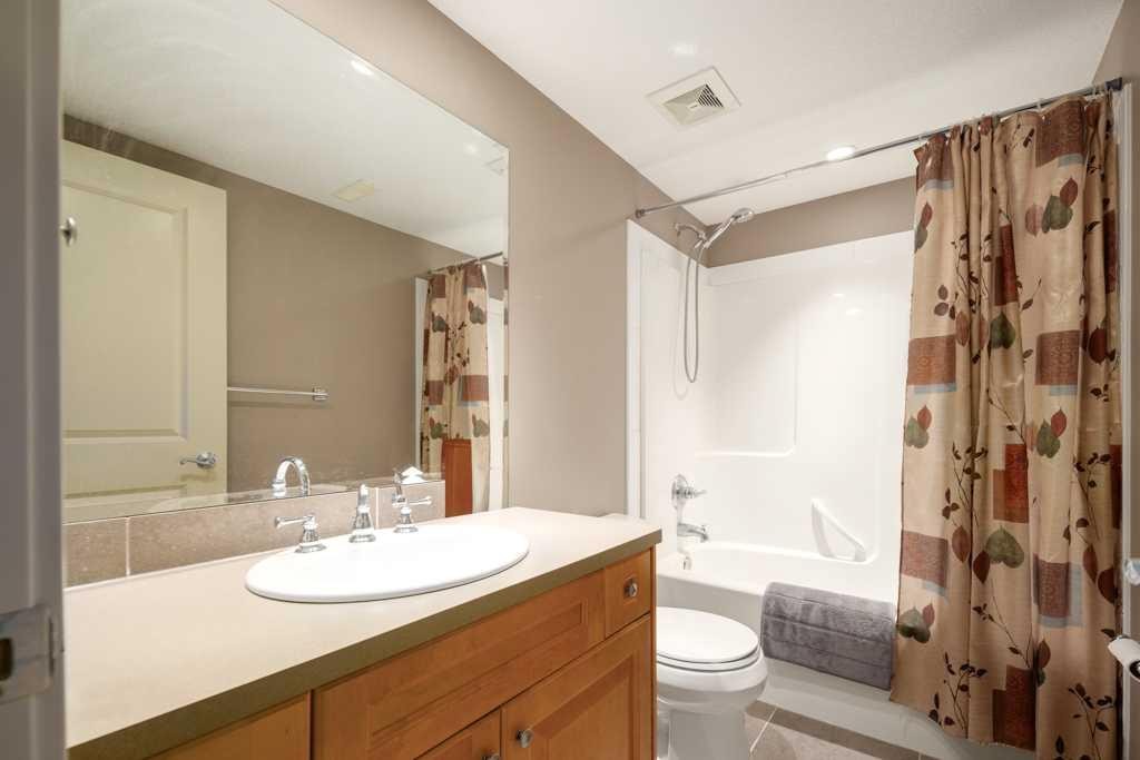 24 Aspen Meadows Green Sw, Calgary, AB - Indoor Photo Showing Bathroom