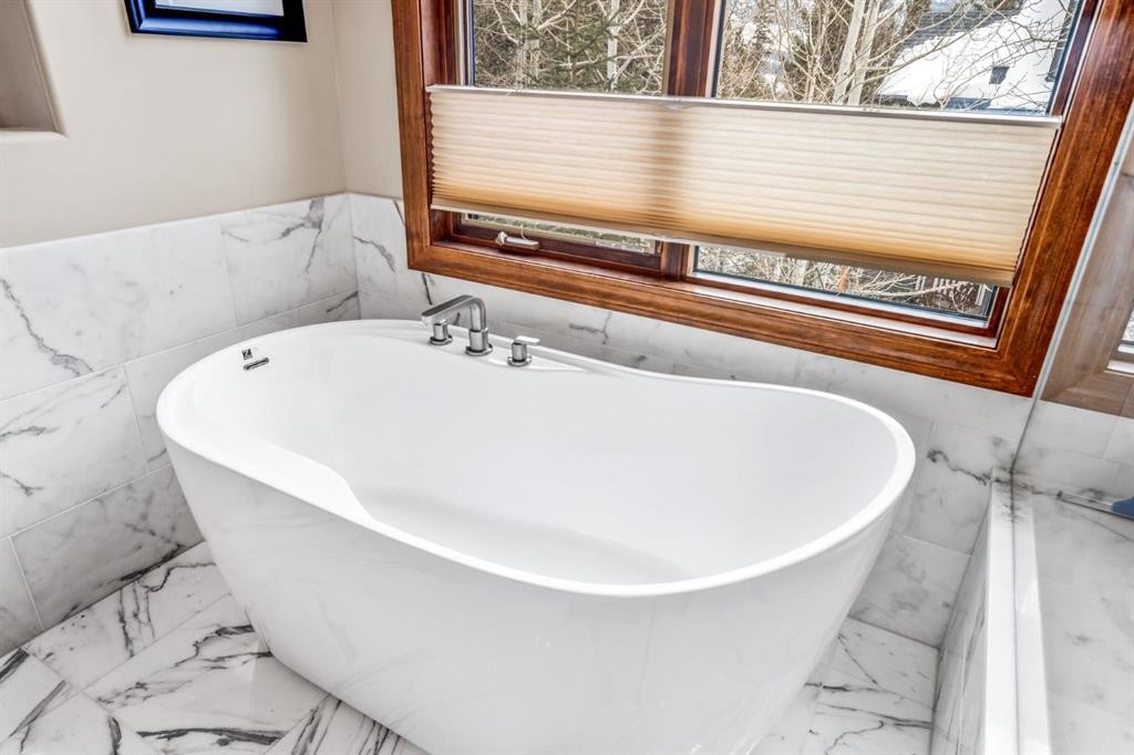 282 Miskow Close, Canmore, AB - Indoor Photo Showing Bathroom