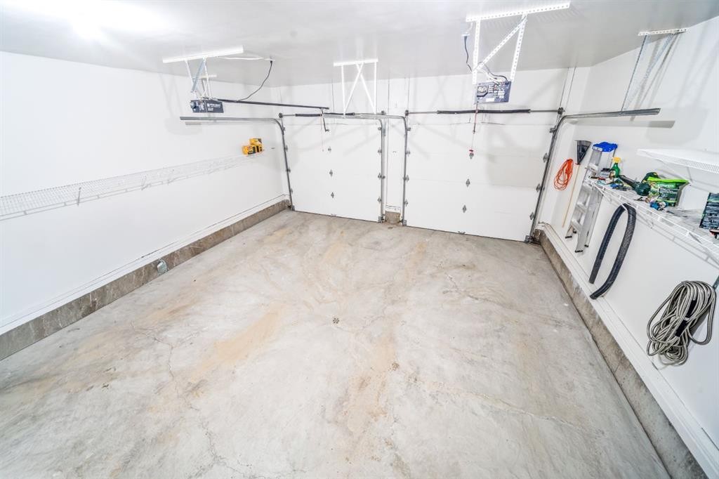 282 Miskow Close, Canmore, AB - Indoor Photo Showing Garage