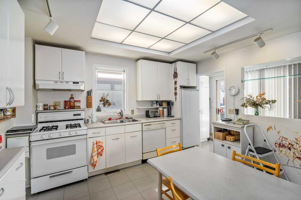 2003 2 Street Sw, Calgary, AB - Indoor Photo Showing Kitchen With Double Sink