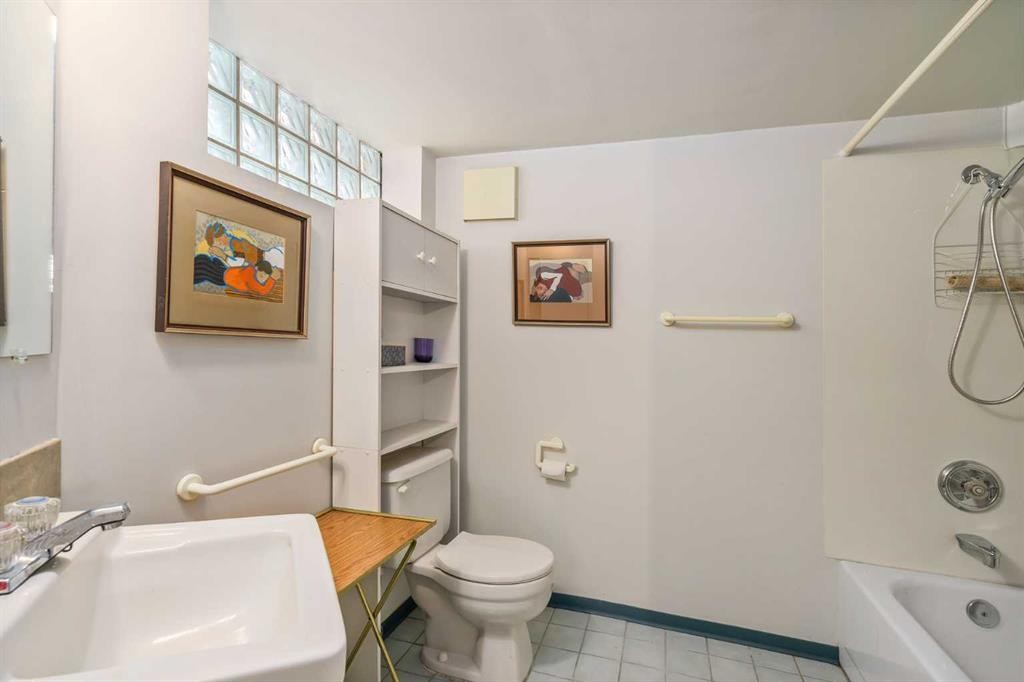 2003 2 Street Sw, Calgary, AB - Indoor Photo Showing Bathroom