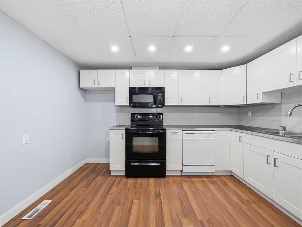 125-330 Canterbury Drive Sw, Calgary, AB - Indoor Photo Showing Kitchen