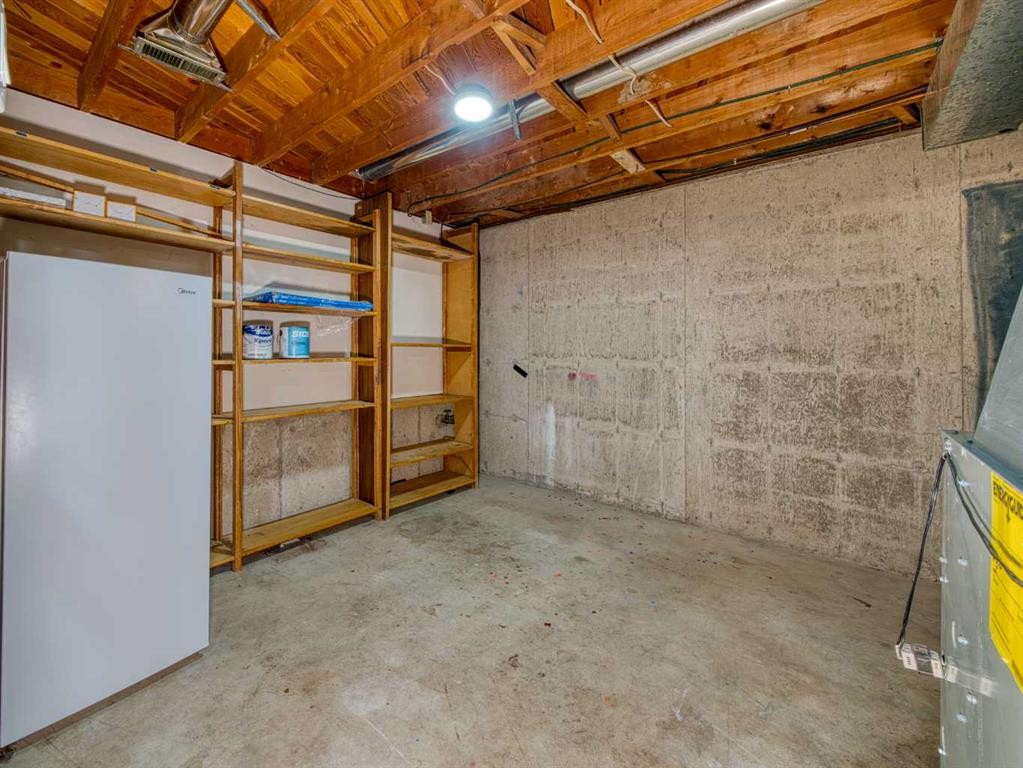 125-330 Canterbury Drive Sw, Calgary, AB - Indoor Photo Showing Garage