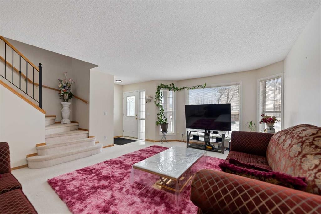 101 Taravista Crescent, Calgary, AB - Indoor Photo Showing Living Room