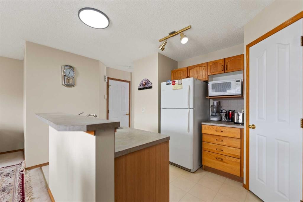 101 Taravista Crescent, Calgary, AB - Indoor Photo Showing Kitchen