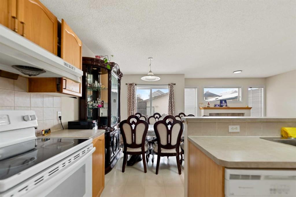101 Taravista Crescent, Calgary, AB - Indoor Photo Showing Kitchen