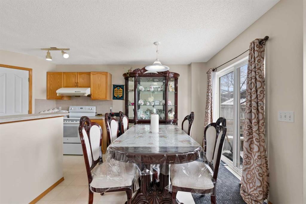 101 Taravista Crescent, Calgary, AB - Indoor Photo Showing Dining Room