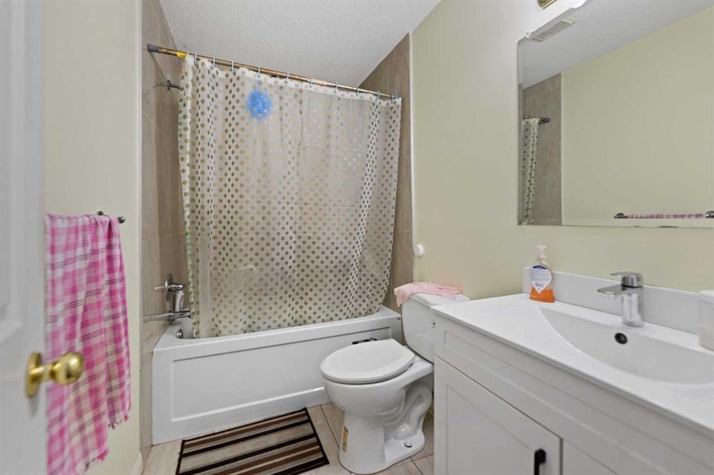 101 Taravista Crescent, Calgary, AB - Indoor Photo Showing Bathroom