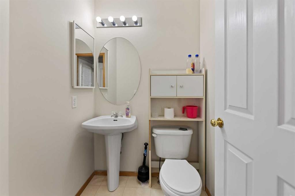 101 Taravista Crescent, Calgary, AB - Indoor Photo Showing Bathroom