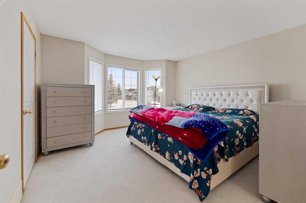 101 Taravista Crescent, Calgary, AB - Indoor Photo Showing Bedroom