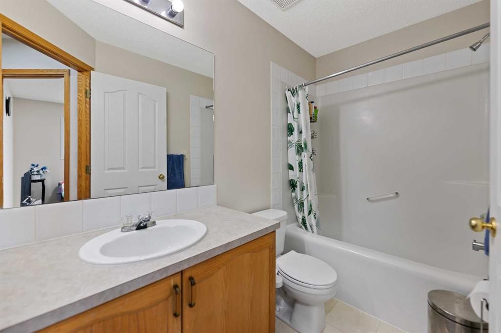 101 Taravista Crescent, Calgary, AB - Indoor Photo Showing Bathroom