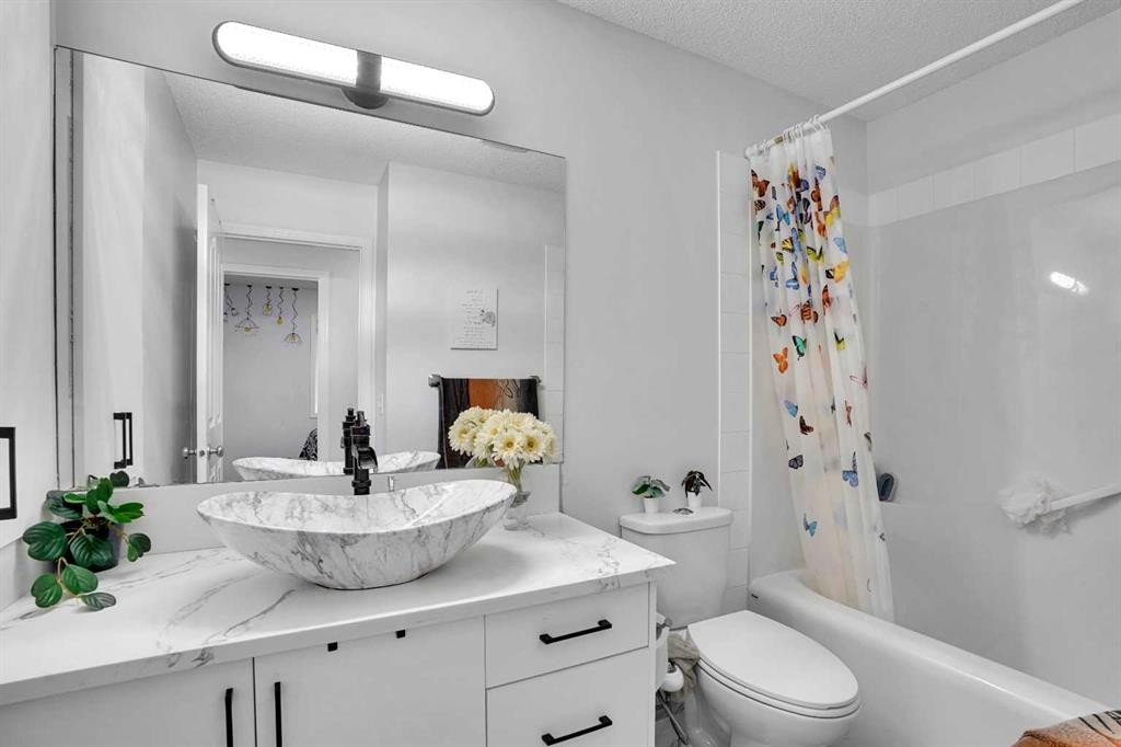 141 Saddlecrest Close Ne, Calgary, AB - Indoor Photo Showing Bathroom