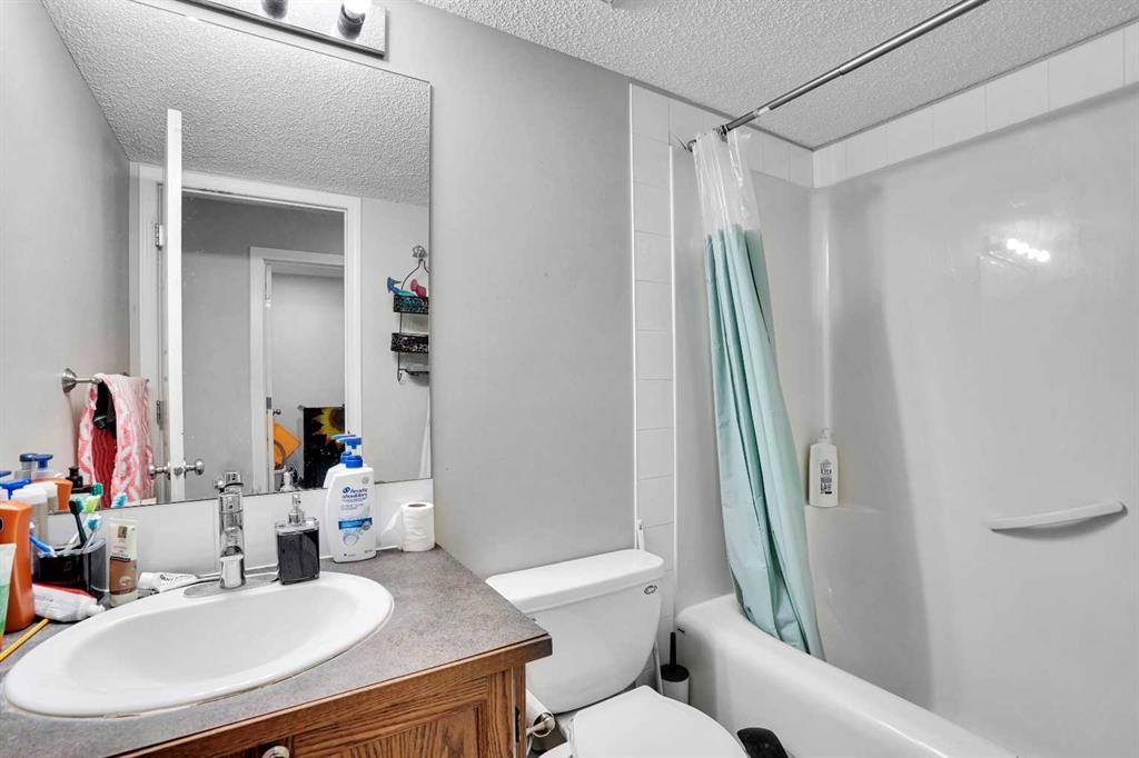 141 Saddlecrest Close Ne, Calgary, AB - Indoor Photo Showing Bathroom