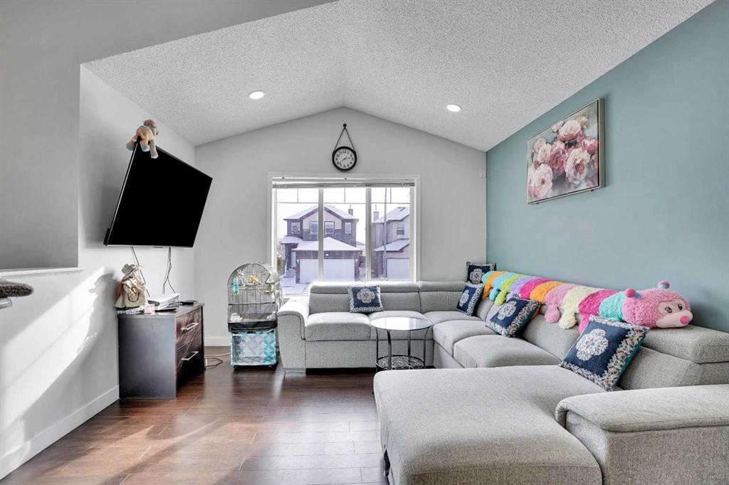 141 Saddlecrest Close Ne, Calgary, AB - Indoor Photo Showing Living Room