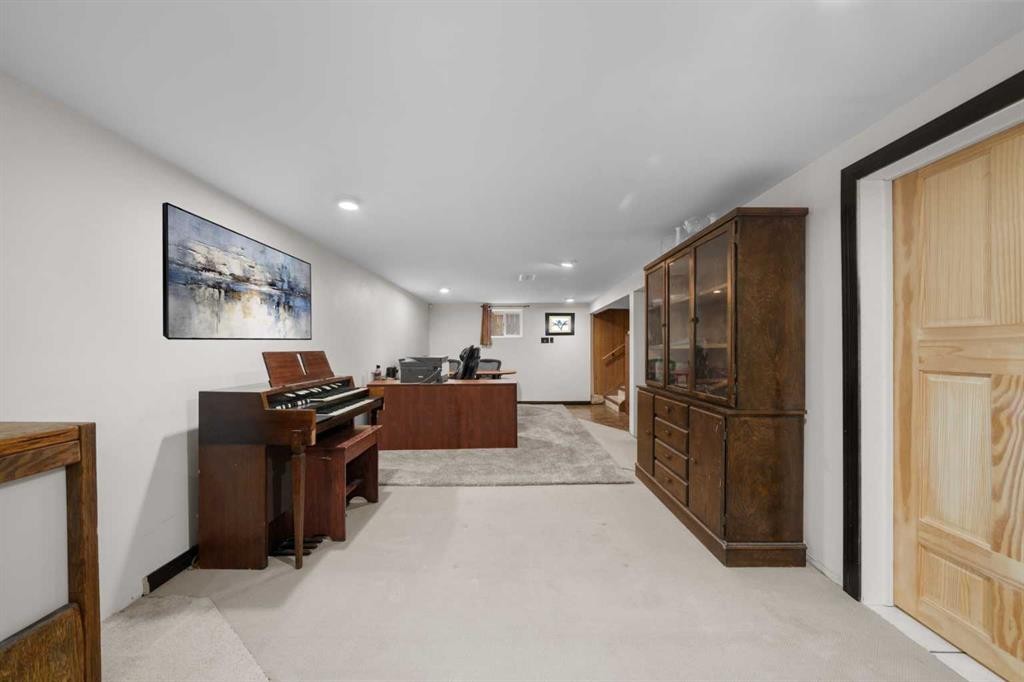2219 41 Street Se, Calgary, AB - Indoor Photo Showing Other Room