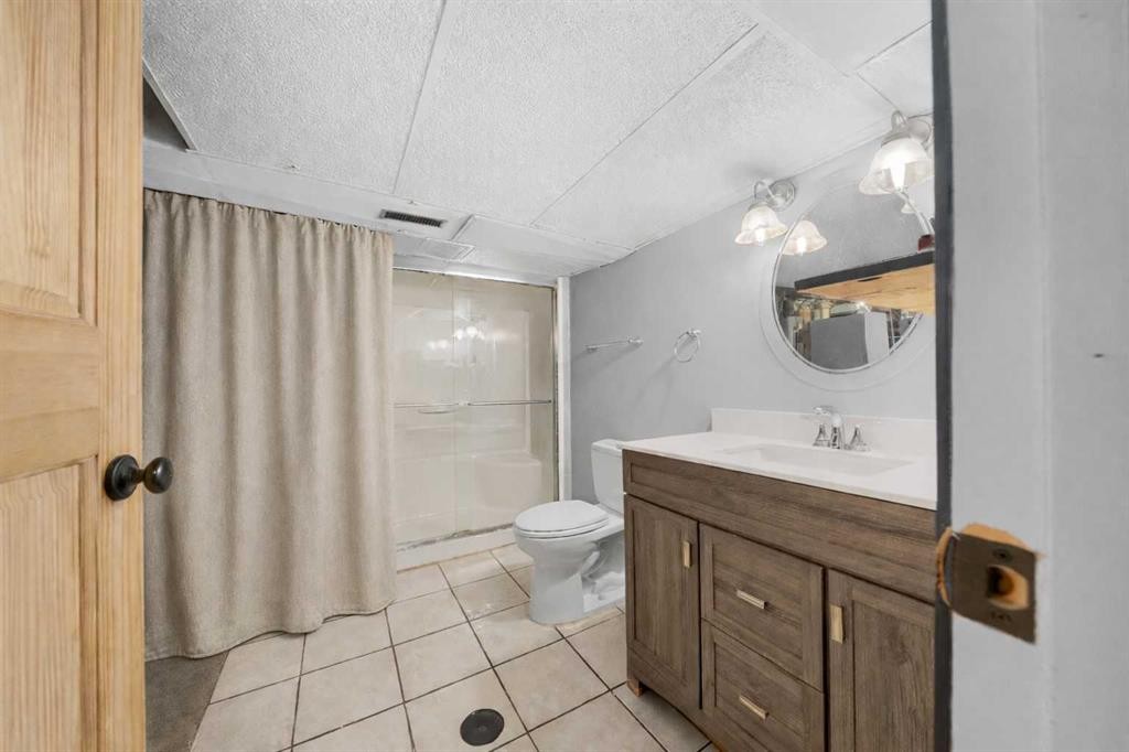 2219 41 Street Se, Calgary, AB - Indoor Photo Showing Bathroom