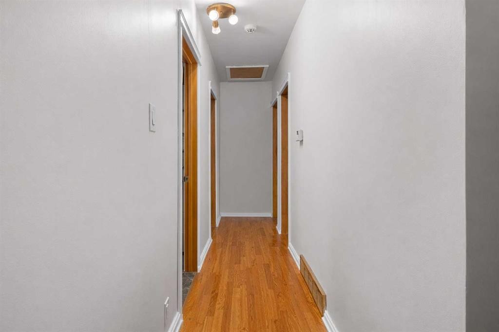 2219 41 Street Se, Calgary, AB - Indoor Photo Showing Other Room