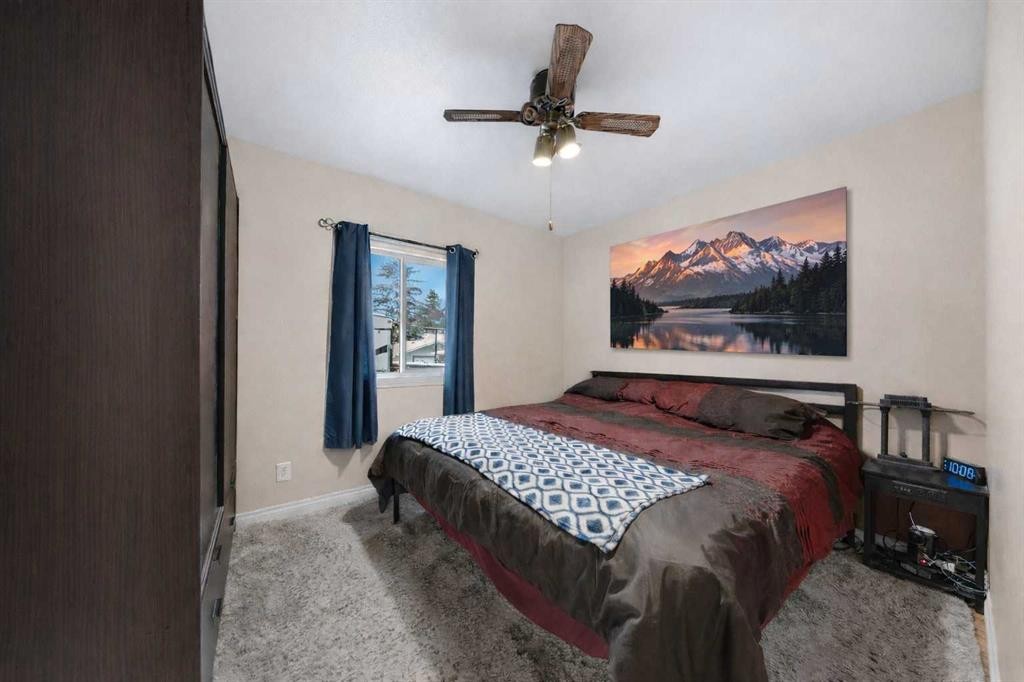 2219 41 Street Se, Calgary, AB - Indoor Photo Showing Bedroom