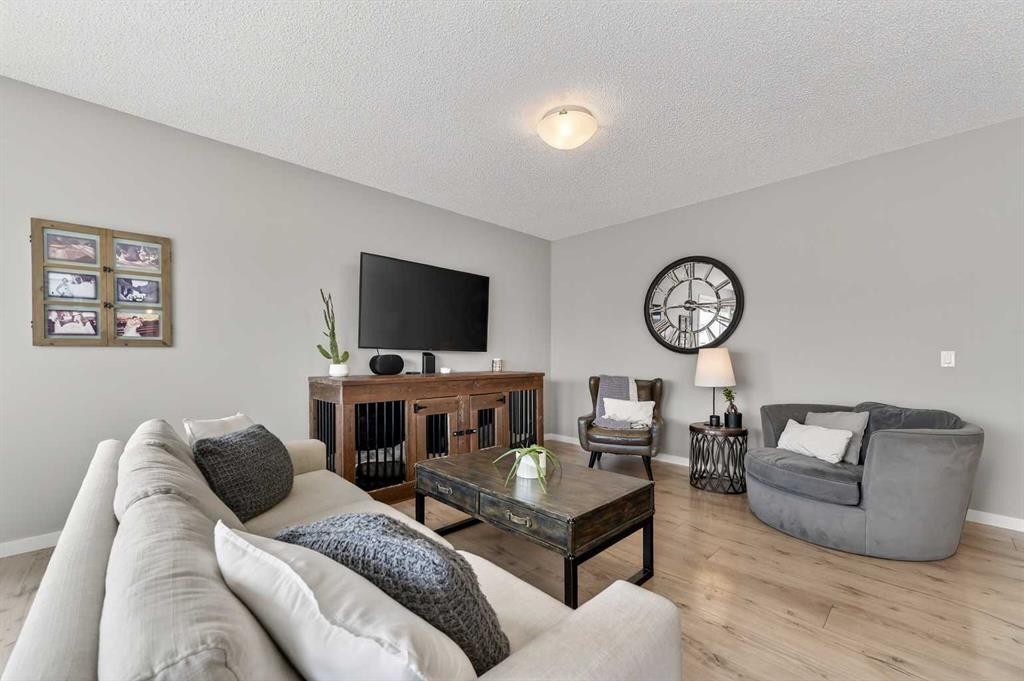 24 Walden Mount Se, Calgary, AB - Indoor Photo Showing Living Room