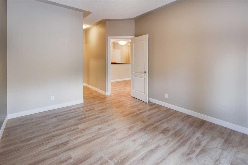 209-10 Discovery Ridge Close Sw, Calgary, AB - Indoor Photo Showing Other Room