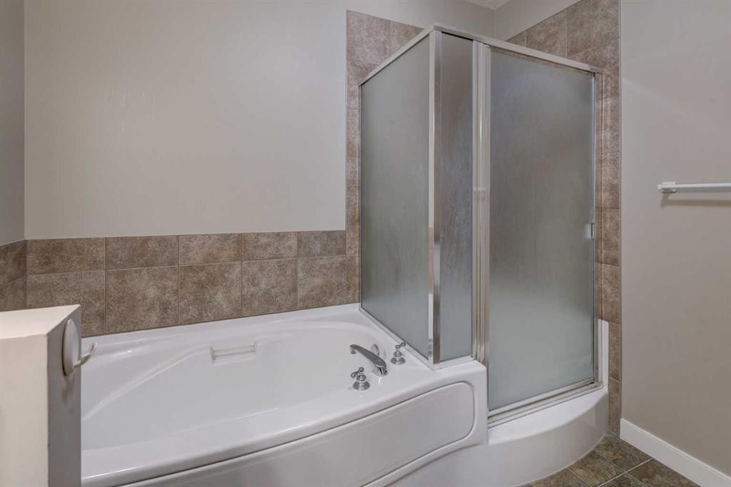 209-10 Discovery Ridge Close Sw, Calgary, AB - Indoor Photo Showing Bathroom