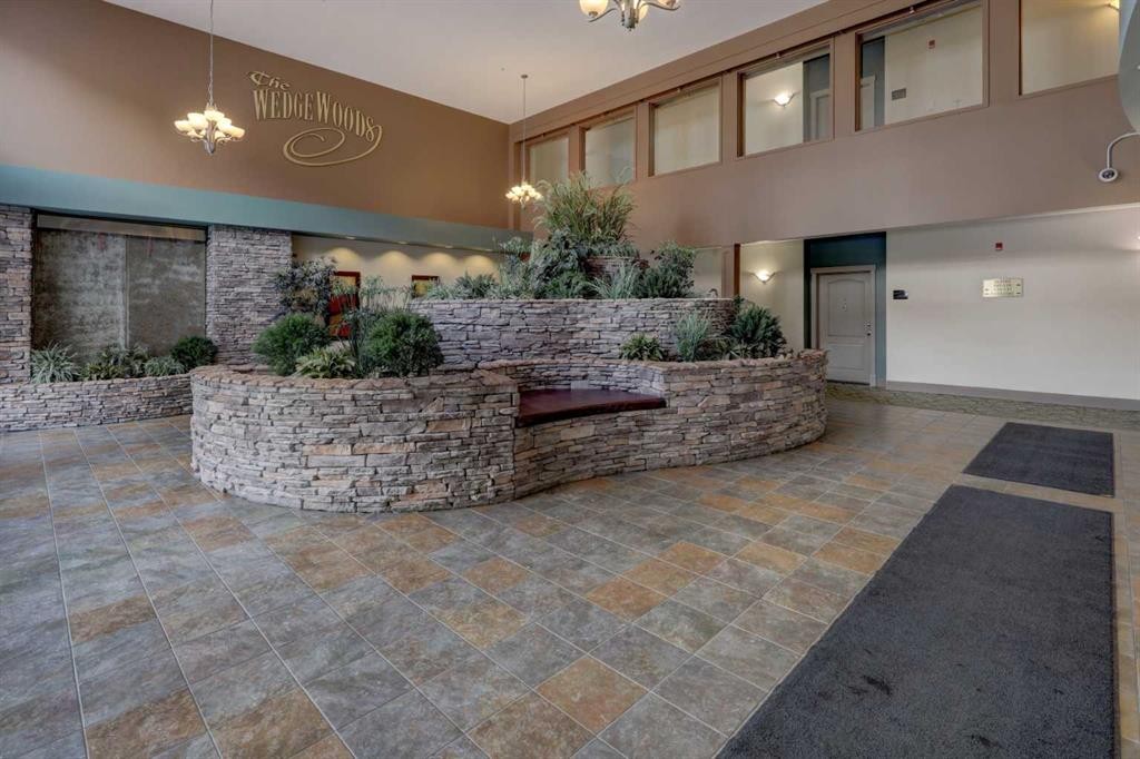 209-10 Discovery Ridge Close Sw, Calgary, AB - Indoor Photo Showing Other Room