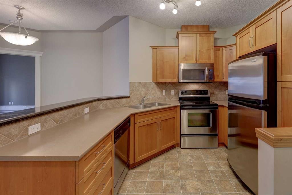209-10 Discovery Ridge Close Sw, Calgary, AB - Indoor Photo Showing Kitchen With Double Sink
