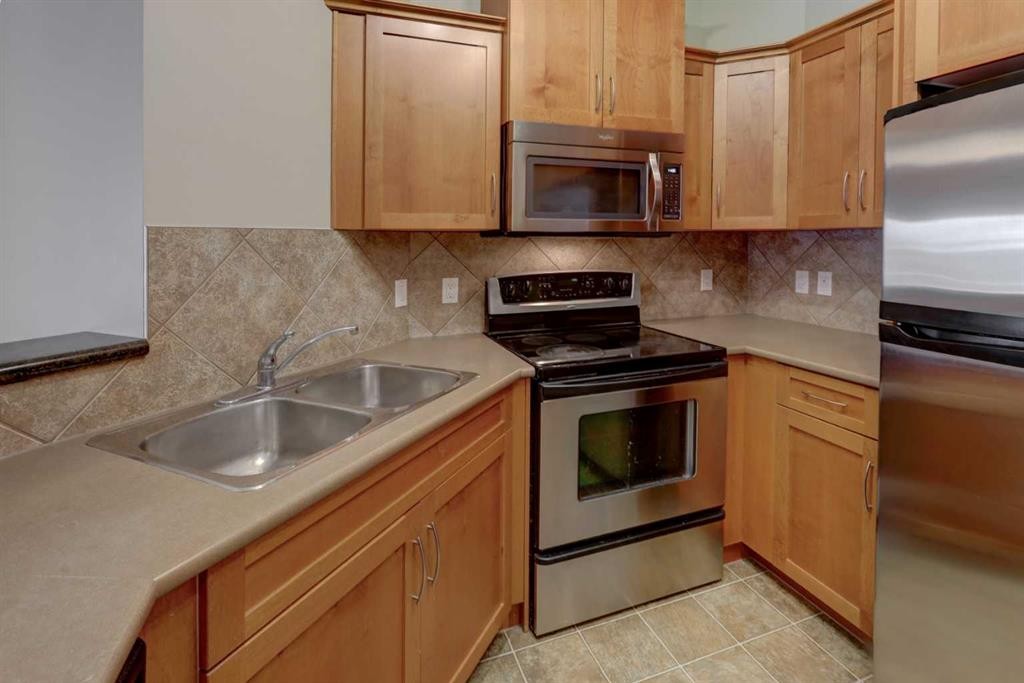 209-10 Discovery Ridge Close Sw, Calgary, AB - Indoor Photo Showing Kitchen With Double Sink