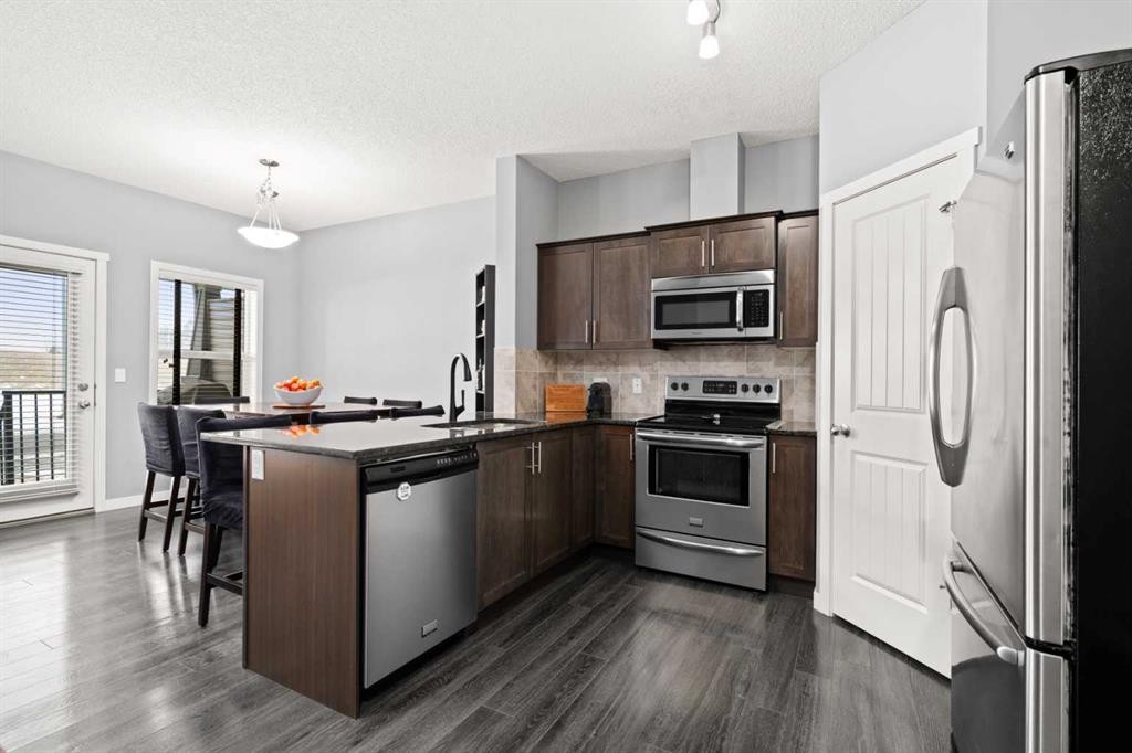 15 Copperpond Landing Se, Calgary, AB - Indoor Photo Showing Kitchen