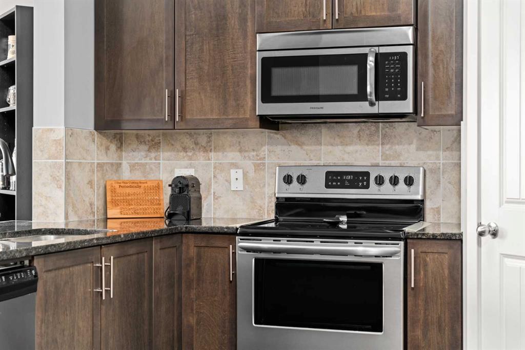 15 Copperpond Landing Se, Calgary, AB - Indoor Photo Showing Kitchen