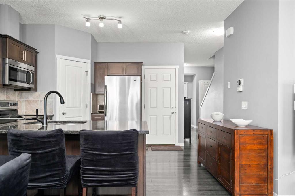 15 Copperpond Landing Se, Calgary, AB - Indoor Photo Showing Kitchen
