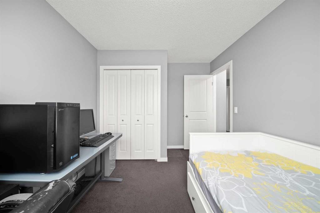 15 Copperpond Landing Se, Calgary, AB - Indoor Photo Showing Bedroom