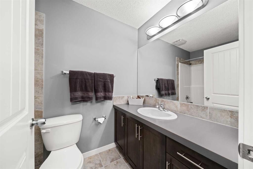15 Copperpond Landing Se, Calgary, AB - Indoor Photo Showing Bathroom