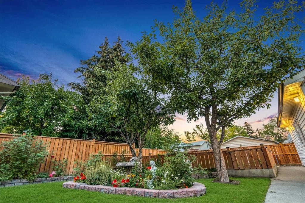 5004 Rundleview Road Ne, Calgary, AB - Outdoor With Backyard