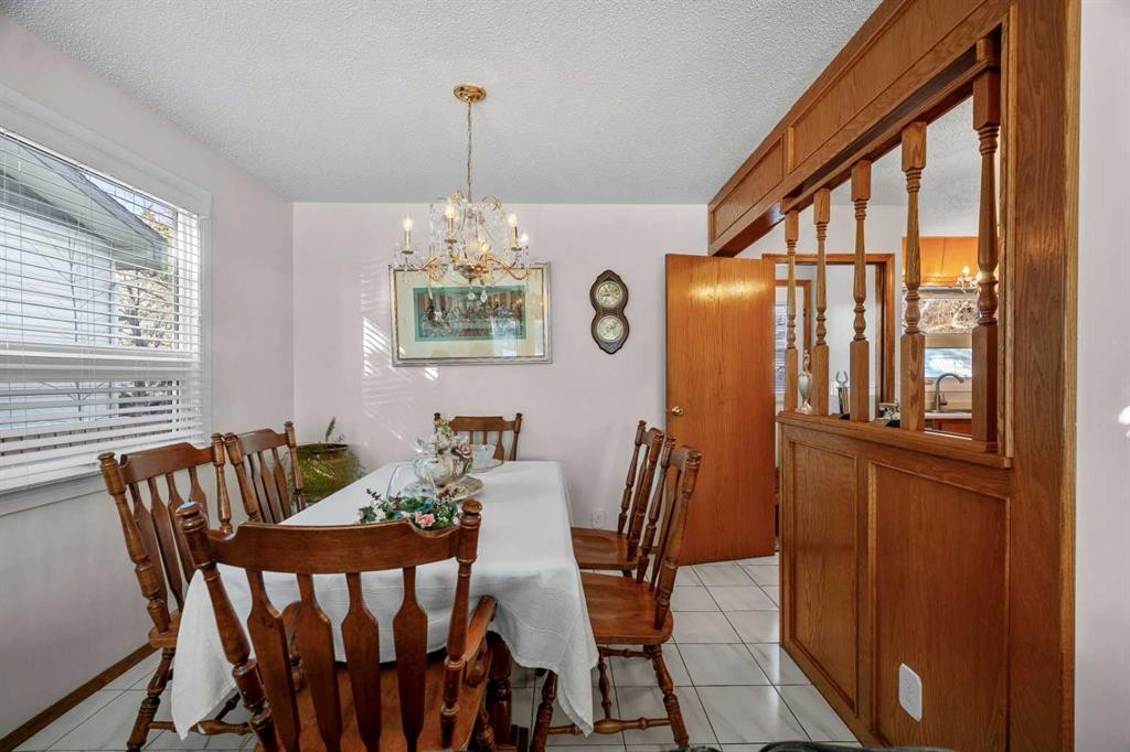 5004 Rundleview Road Ne, Calgary, AB - Indoor Photo Showing Dining Room