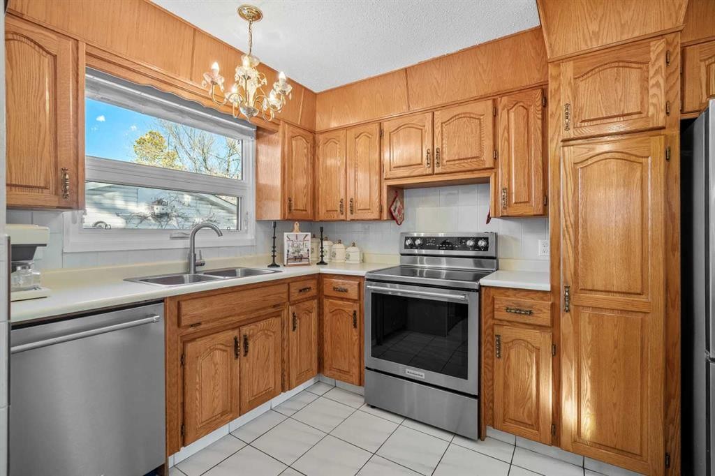 5004 Rundleview Road Ne, Calgary, AB - Indoor Photo Showing Kitchen With Double Sink