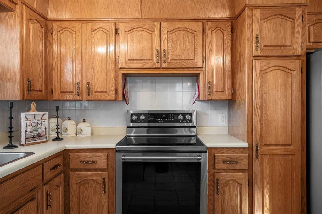 5004 Rundleview Road Ne, Calgary, AB - Indoor Photo Showing Kitchen