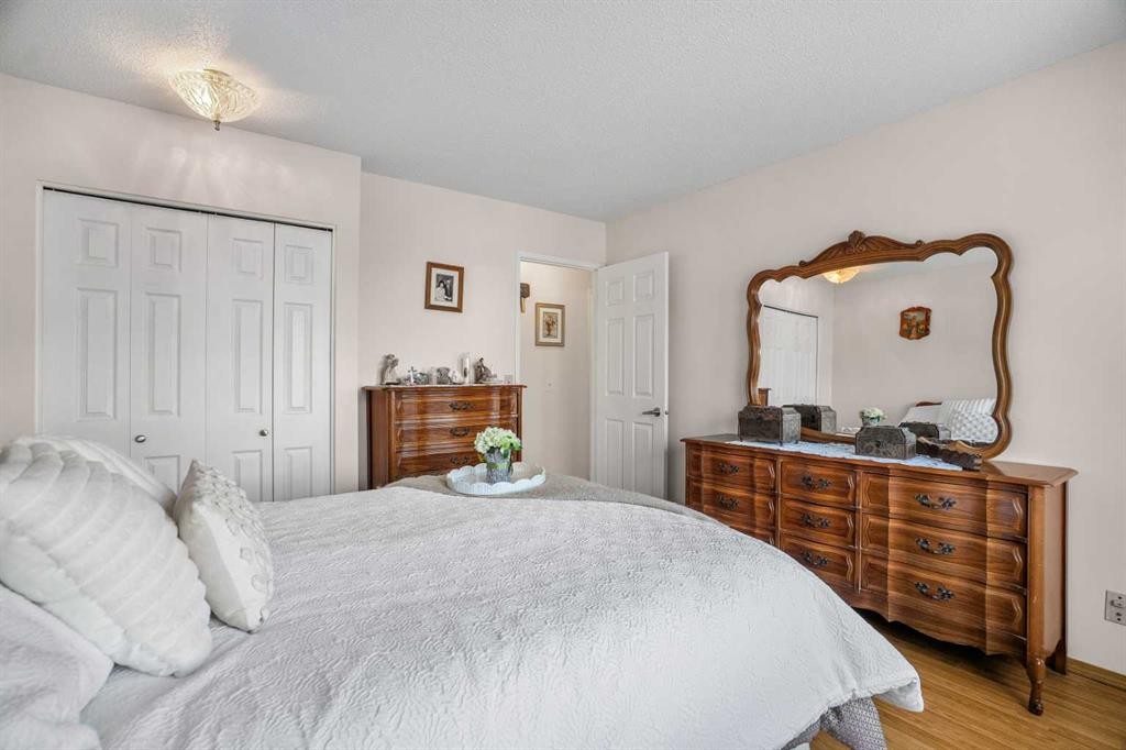 5004 Rundleview Road Ne, Calgary, AB - Indoor Photo Showing Bedroom