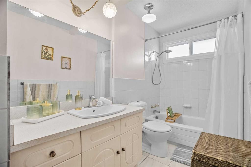 5004 Rundleview Road Ne, Calgary, AB - Indoor Photo Showing Bathroom