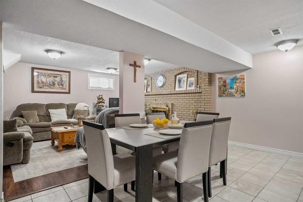 5004 Rundleview Road Ne, Calgary, AB - Indoor Photo Showing Dining Room