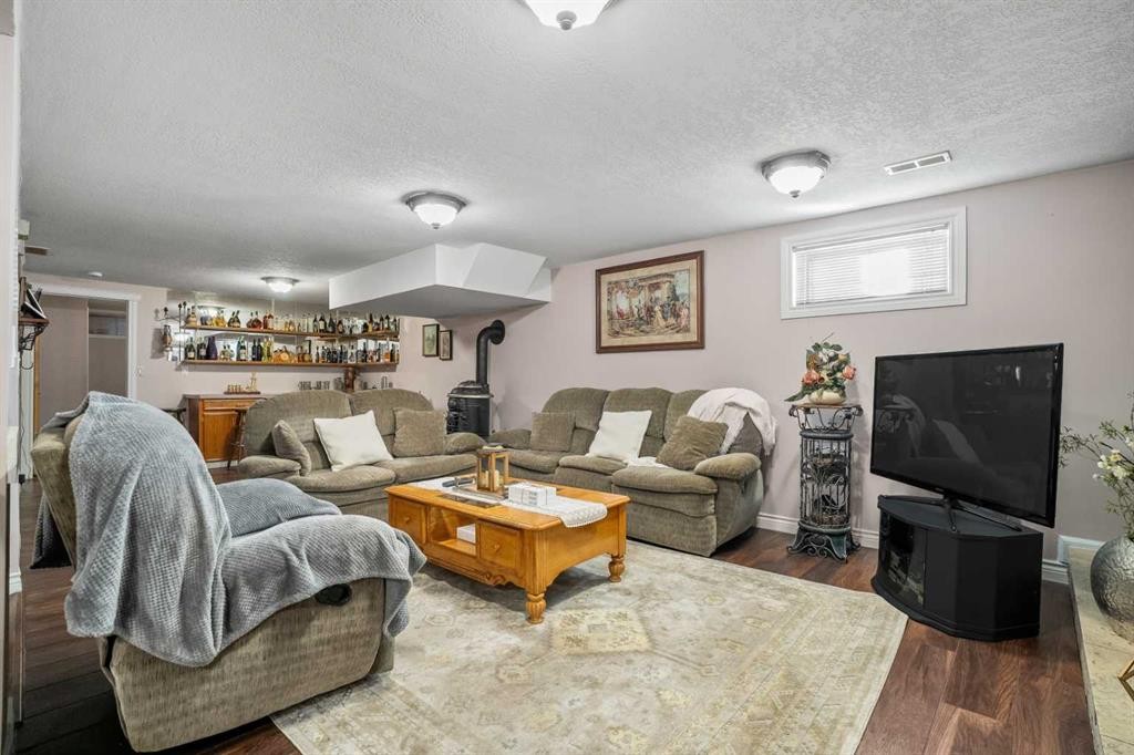 5004 Rundleview Road Ne, Calgary, AB - Indoor Photo Showing Living Room