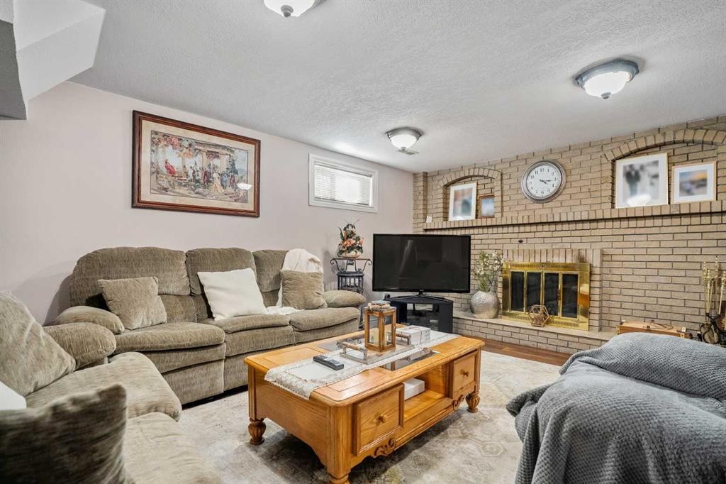 5004 Rundleview Road Ne, Calgary, AB - Indoor Photo Showing Living Room With Fireplace