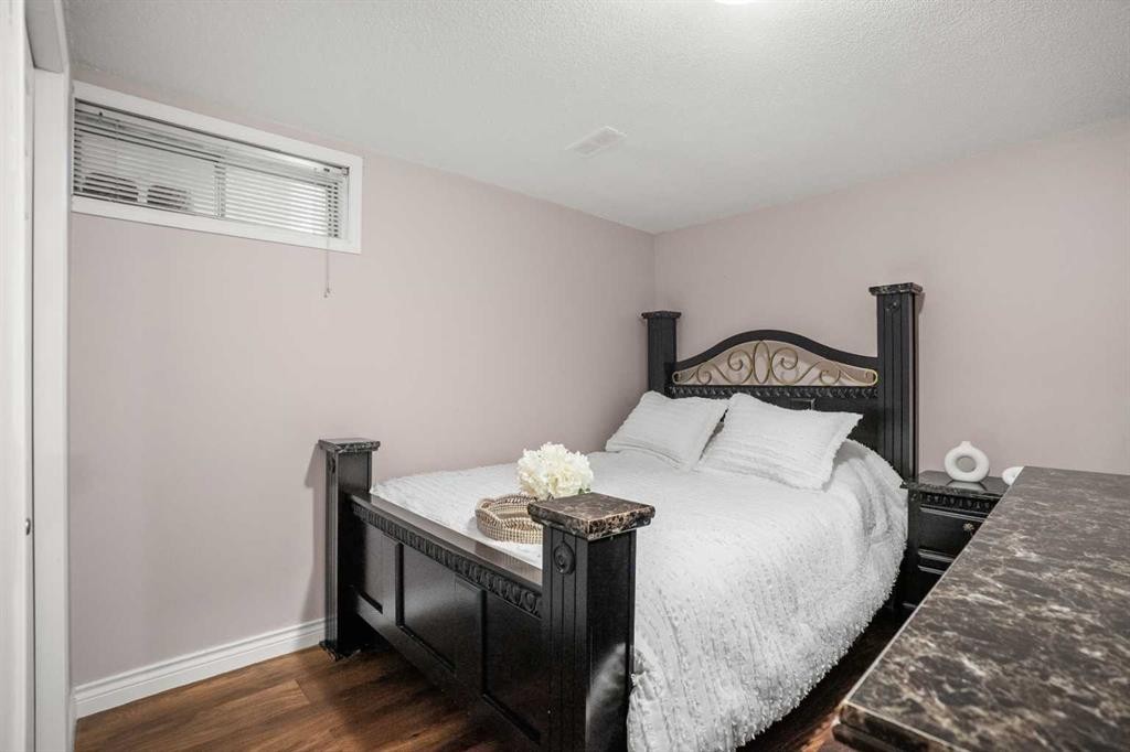5004 Rundleview Road Ne, Calgary, AB - Indoor Photo Showing Bedroom
