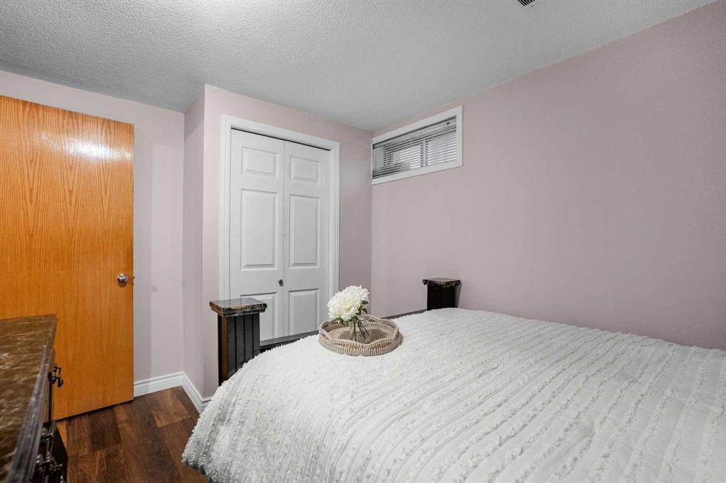5004 Rundleview Road Ne, Calgary, AB - Indoor Photo Showing Bedroom