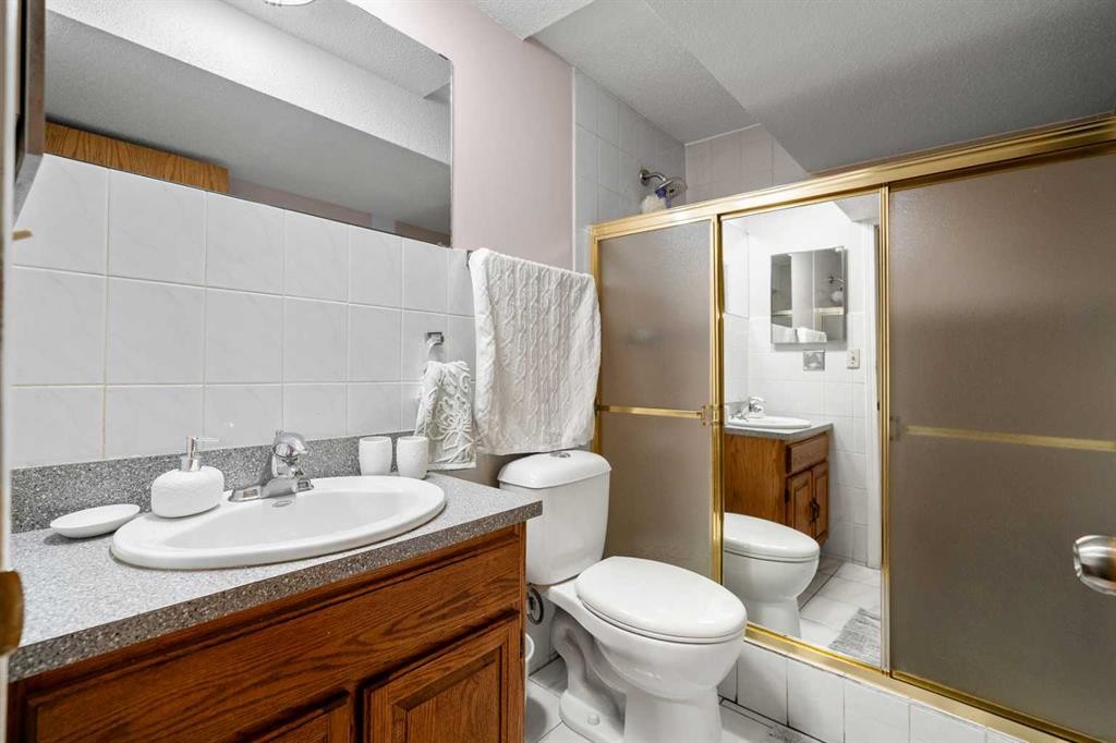 5004 Rundleview Road Ne, Calgary, AB - Indoor Photo Showing Bathroom