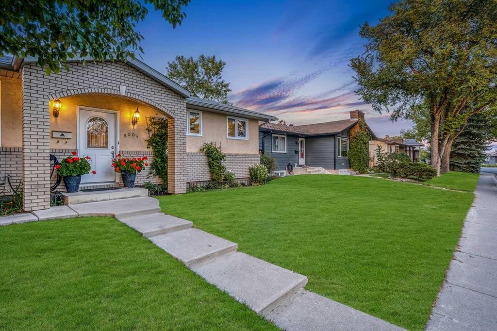 5004 Rundleview Road Ne, Calgary, AB - Outdoor With Facade
