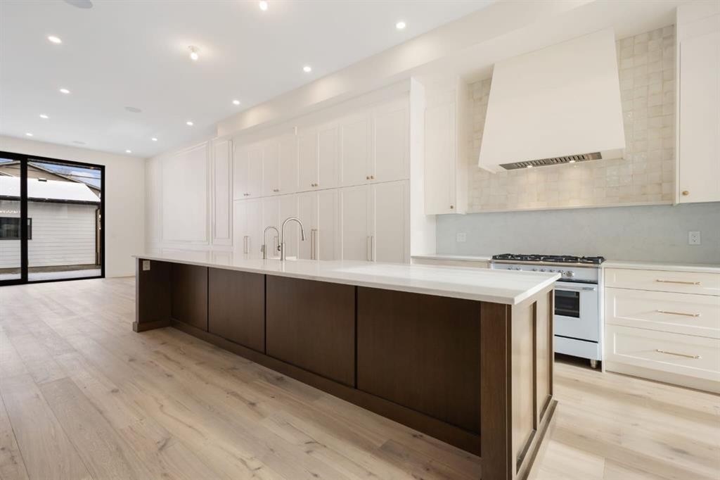 2117 22 Avenue Sw, Calgary, AB - Indoor Photo Showing Kitchen With Upgraded Kitchen