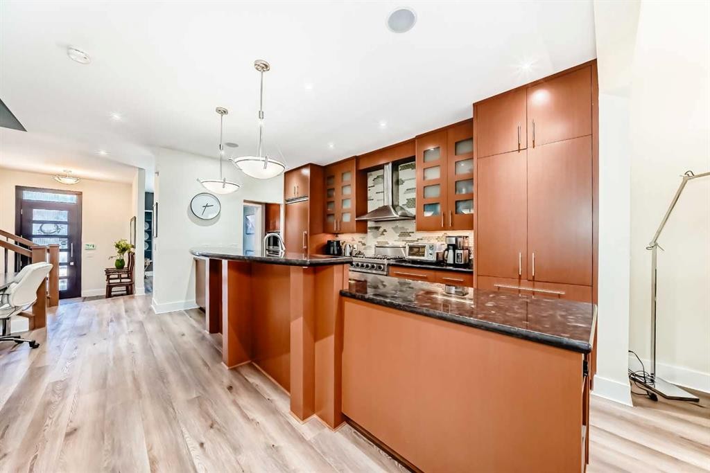2810 25A Street Sw, Calgary, AB - Indoor Photo Showing Kitchen