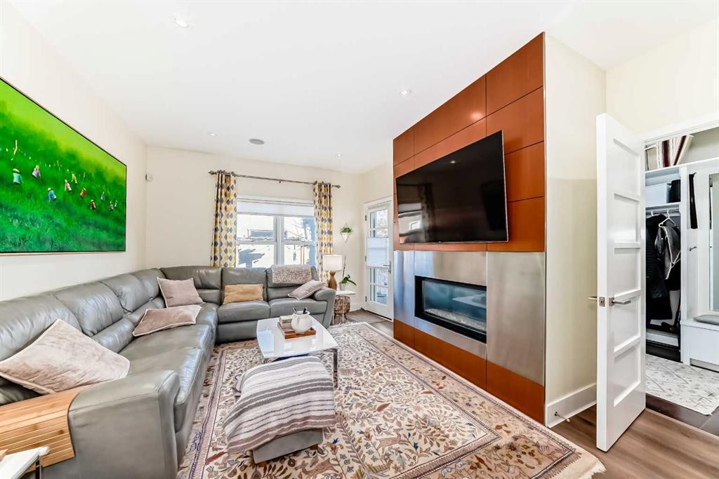 2810 25A Street Sw, Calgary, AB - Indoor Photo Showing Living Room With Fireplace
