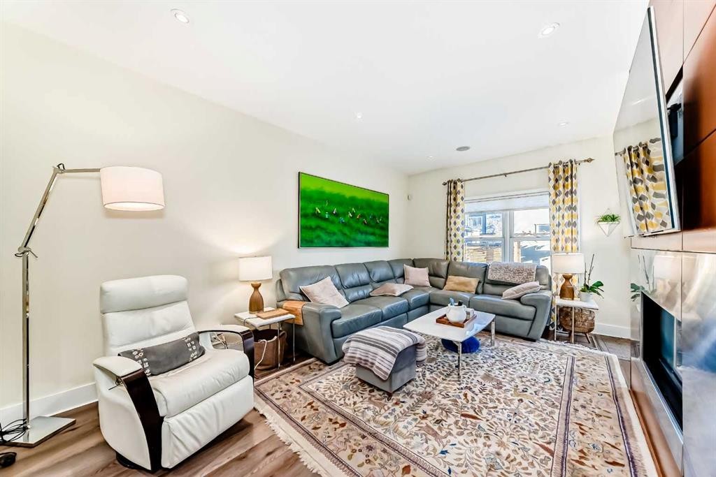 2810 25A Street Sw, Calgary, AB - Indoor Photo Showing Living Room